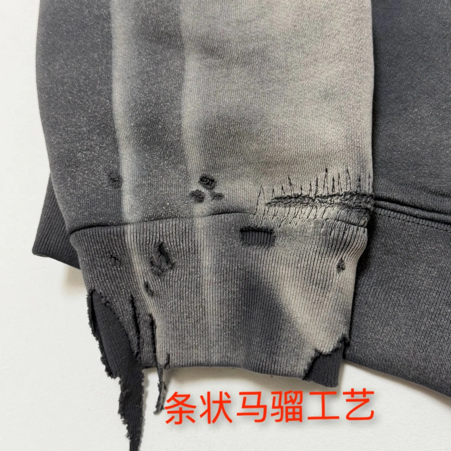 More details SAINT Mxxxxxx DBL FACE ZIP UP HOODIE/CHARCOAL Double-layer destroyed waffle zipper jacket, washed black S-XL, a style that has been used in the summer. After continuous fine polishing, it is finally shipped. The finished product is simply a work of art. Super heavy washing and distressing, multiple horse water fading, many hand-made wormhole destruction processing, deconstruction and reorganization embroidery technology, custom-made zipper with LOGO, and the color details of the zipper webbing are also correct. Original grade fruit main label and wash water label. Top purchasing grade. A layer of waffle fabric is added to the inner lining to make the overall texture stronger and increase the comfort and warmth of the wearer.